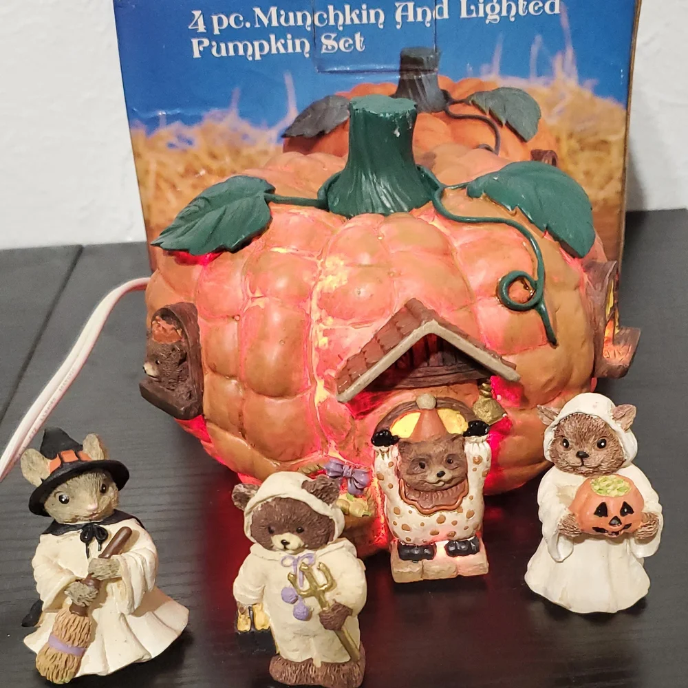 Munchkin Lighted Pumpkin Set with Figurines - Picture 5 of 9